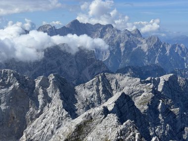 Mangart 'ın Julian Alpleri, Strmec na Predelu (Triglav Ulusal Parkı, Slovenya) çevresindeki Rocky dağları - Felsige Berge rund um den Mangart-Gipfel in den Julischen Alpen (Triglav-Nationalpark, Slowenien)