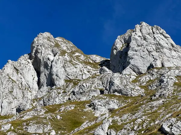 Mangart 'ın Julian Alpleri, Strmec na Predelu (Triglav Ulusal Parkı, Slovenya) çevresindeki Rocky dağları - Felsige Berge rund um den Mangart-Gipfel in den Julischen Alpen (Triglav-Nationalpark, Slowenien)