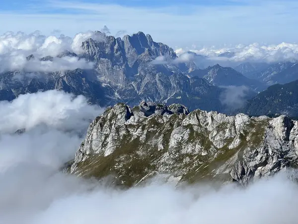 Mangart 'ın Julian Alpleri, Strmec na Predelu (Triglav Ulusal Parkı, Slovenya) çevresindeki Rocky dağları - Felsige Berge rund um den Mangart-Gipfel in den Julischen Alpen (Triglav-Nationalpark, Slowenien)