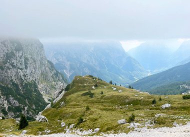 Mangart 'ın Julian Alpleri, Strmec na Predelu (Triglav Ulusal Parkı, Slovenya) çevresindeki otlaklar - Almen rund um den Mangart-Gipfel in den Julischen Alpen (Triglav-Nationalpark, Slowenien)