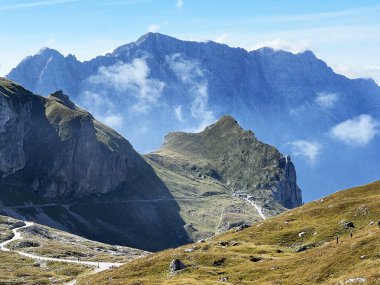 Dağ geçidi Mangart eyeri Julian Alplerinde, Strmec na Predelu (Triglav Ulusal Parkı, Slovenya) - Gebirgspass Mangart-Sattel in den Julischen Alpen (Triglav-Nationalpark, Slowenien)