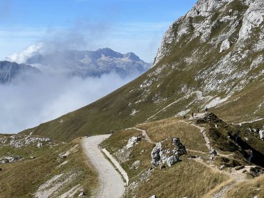 Dağ geçidi Mangart eyeri Julian Alplerinde, Strmec na Predelu (Triglav Ulusal Parkı, Slovenya) - Gebirgspass Mangart-Sattel in den Julischen Alpen (Triglav-Nationalpark, Slowenien)