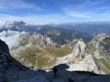 Dağ geçidi Mangart eyeri Julian Alplerinde, Strmec na Predelu (Triglav Ulusal Parkı, Slovenya) - Gebirgspass Mangart-Sattel in den Julischen Alpen (Triglav-Nationalpark, Slowenien)