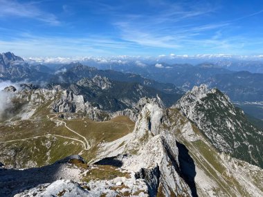 Dağ geçidi Mangart eyeri Julian Alplerinde, Strmec na Predelu (Triglav Ulusal Parkı, Slovenya) - Gebirgspass Mangart-Sattel in den Julischen Alpen (Triglav-Nationalpark, Slowenien)