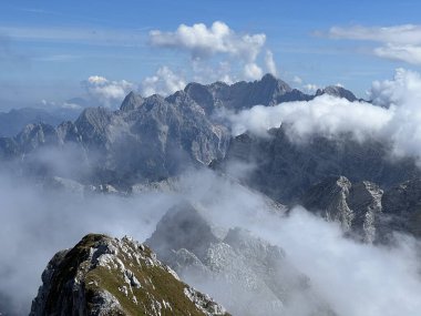 Julian Alpleri, Strmec na Predelu (Triglav Ulusal Parkı, Slovenya) - Malerische und schoene Wolken ueber den Julischen Alpen (Triglav-Nationalpark, Slowenien)