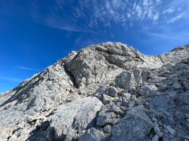 Veliki Mangart veya Büyük Mangart zirvesi Julian Alpleri, Strmec na Predelu (Triglav Ulusal Parkı, Slovenya) - Veliki Mangart veya Grosse Mangart-Gipfel in den Julischen Alpen (Triglav-Nationalpark, Slowenien)