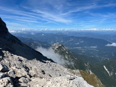 Veliki Mangart veya Büyük Mangart zirvesi Julian Alpleri, Strmec na Predelu (Triglav Ulusal Parkı, Slovenya) - Veliki Mangart veya Grosse Mangart-Gipfel in den Julischen Alpen (Triglav-Nationalpark, Slowenien)