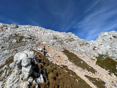 Veliki Mangart veya Büyük Mangart zirvesi Julian Alpleri, Strmec na Predelu (Triglav Ulusal Parkı, Slovenya) - Veliki Mangart veya Grosse Mangart-Gipfel in den Julischen Alpen (Triglav-Nationalpark, Slowenien)