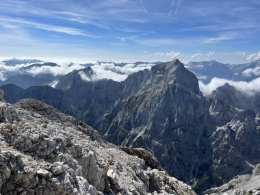 Veliki Mangart veya Büyük Mangart zirvesi Julian Alpleri, Strmec na Predelu (Triglav Ulusal Parkı, Slovenya) - Veliki Mangart veya Grosse Mangart-Gipfel in den Julischen Alpen (Triglav-Nationalpark, Slowenien)
