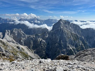 Veliki Mangart veya Büyük Mangart zirvesi Julian Alpleri, Strmec na Predelu (Triglav Ulusal Parkı, Slovenya) - Veliki Mangart veya Grosse Mangart-Gipfel in den Julischen Alpen (Triglav-Nationalpark, Slowenien)