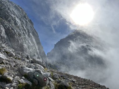 Mangart Zirvesi ve Julian Alpleri etrafında yürüyüş ve yürüyüş yolları, Strmec na Predelu (Triglav Ulusal Parkı, Slovenya) - Spazier- und Wanderwege rund um den Mangart-Gipfel (Slowenien)