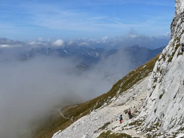 Mangart Zirvesi ve Julian Alpleri etrafında yürüyüş ve yürüyüş yolları, Strmec na Predelu (Triglav Ulusal Parkı, Slovenya) - Spazier- und Wanderwege rund um den Mangart-Gipfel (Slowenien)