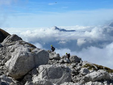 Mangart Zirvesi ve Julian Alpleri etrafında yürüyüş ve yürüyüş yolları, Strmec na Predelu (Triglav Ulusal Parkı, Slovenya) - Spazier- und Wanderwege rund um den Mangart-Gipfel (Slowenien)
