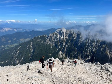 Mangart Zirvesi ve Julian Alpleri etrafında yürüyüş ve yürüyüş yolları, Strmec na Predelu (Triglav Ulusal Parkı, Slovenya) - Spazier- und Wanderwege rund um den Mangart-Gipfel (Slowenien)