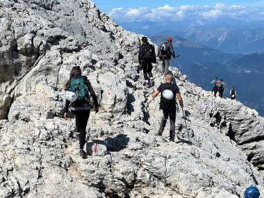 Mangart Zirvesi ve Julian Alpleri etrafında yürüyüş ve yürüyüş yolları, Strmec na Predelu (Triglav Ulusal Parkı, Slovenya) - Spazier- und Wanderwege rund um den Mangart-Gipfel (Slowenien)