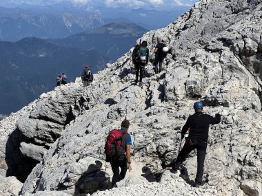 Mangart Zirvesi ve Julian Alpleri etrafında yürüyüş ve yürüyüş yolları, Strmec na Predelu (Triglav Ulusal Parkı, Slovenya) - Spazier- und Wanderwege rund um den Mangart-Gipfel (Slowenien)