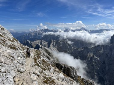 Mangart Zirvesi ve Julian Alpleri etrafında yürüyüş ve yürüyüş yolları, Strmec na Predelu (Triglav Ulusal Parkı, Slovenya) - Spazier- und Wanderwege rund um den Mangart-Gipfel (Slowenien)