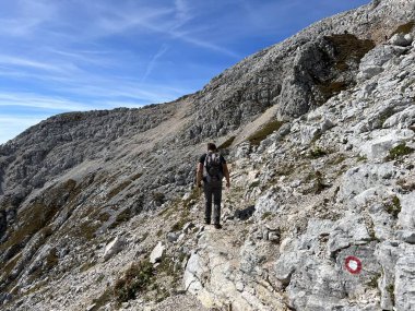 Mangart Zirvesi ve Julian Alpleri etrafında yürüyüş ve yürüyüş yolları, Strmec na Predelu (Triglav Ulusal Parkı, Slovenya) - Spazier- und Wanderwege rund um den Mangart-Gipfel (Slowenien)