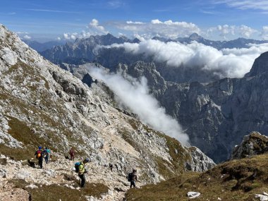 Mangart Zirvesi ve Julian Alpleri etrafında yürüyüş ve yürüyüş yolları, Strmec na Predelu (Triglav Ulusal Parkı, Slovenya) - Spazier- und Wanderwege rund um den Mangart-Gipfel (Slowenien)
