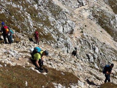 Mangart Zirvesi ve Julian Alpleri etrafında yürüyüş ve yürüyüş yolları, Strmec na Predelu (Triglav Ulusal Parkı, Slovenya) - Spazier- und Wanderwege rund um den Mangart-Gipfel (Slowenien)