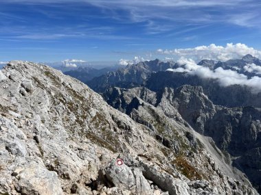 Mangart Zirvesi ve Julian Alpleri etrafında yürüyüş ve yürüyüş yolları, Strmec na Predelu (Triglav Ulusal Parkı, Slovenya) - Spazier- und Wanderwege rund um den Mangart-Gipfel (Slowenien)