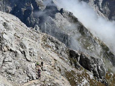 Mangart Zirvesi ve Julian Alpleri etrafında yürüyüş ve yürüyüş yolları, Strmec na Predelu (Triglav Ulusal Parkı, Slovenya) - Spazier- und Wanderwege rund um den Mangart-Gipfel (Slowenien)