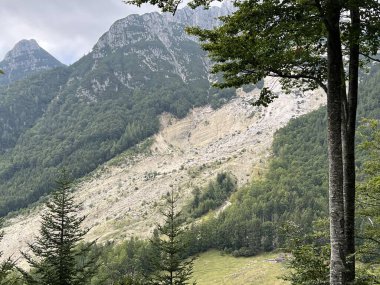 Stovzje heyelan, Log pod Mangartom (Triglav Ulusal Parkı, Slovenya) - Stovzje Erdrutsch (Triglav-Nationalpark, Slowenien) - Plaz Stovzje (Triglavski narodni parkı, Slovenya)