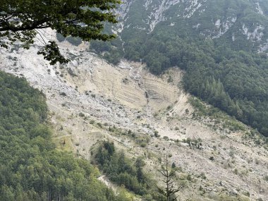 Stovzje heyelan, Log pod Mangartom (Triglav Ulusal Parkı, Slovenya) - Stovzje Erdrutsch (Triglav-Nationalpark, Slowenien) - Plaz Stovzje (Triglavski narodni parkı, Slovenya)
