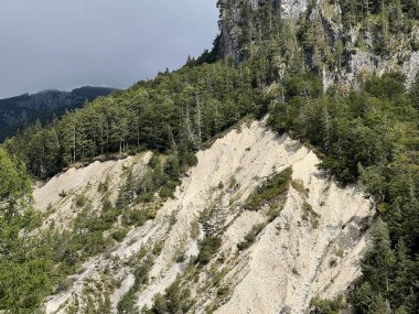 Stovzje heyelan, Log pod Mangartom (Triglav Ulusal Parkı, Slovenya) - Stovzje Erdrutsch (Triglav-Nationalpark, Slowenien) - Plaz Stovzje (Triglavski narodni parkı, Slovenya)