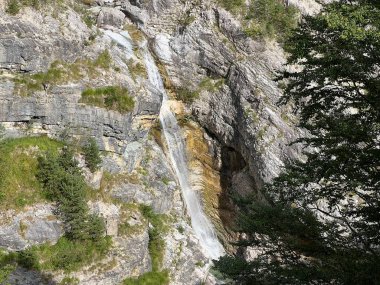 Şelale Mangart veya Mangartski şelalesi, Log pod Mangartom (Triglav Ulusal Parkı, Slovenya) - Wasserfall Mangart oder Mangartfall (Triglav-Nationalpark) - Mangartski tokadı (Triglavski narodni parkı))