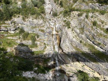 Şelale Mangart veya Mangartski şelalesi, Log pod Mangartom (Triglav Ulusal Parkı, Slovenya) - Wasserfall Mangart oder Mangartfall (Triglav-Nationalpark) - Mangartski tokadı (Triglavski narodni parkı))