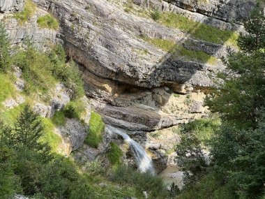 Şelale Mangart veya Mangartski şelalesi, Log pod Mangartom (Triglav Ulusal Parkı, Slovenya) - Wasserfall Mangart oder Mangartfall (Triglav-Nationalpark) - Mangartski tokadı (Triglavski narodni parkı))