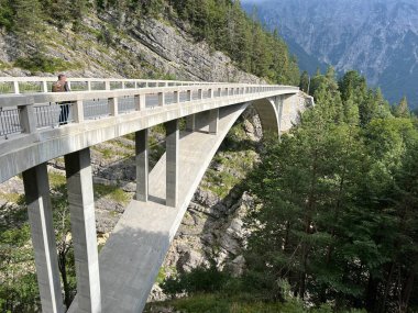 Predel Viaduct, Log pod Mangartom (Triglav Ulusal Parkı, Slovenya) - Viadukt v Mlincu cez Mangartski potok ali Viadukt Predel (Triglavski narodni parkı, Slovenya)