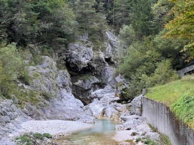 Doğal anıt küçük Koritnica vadisi, Log pod Mangartom (Triglav Ulusal Parkı, Slovenya) - Naravni spomenik Mala korita Koritnice (Triglavski narodni parkı, Slovenya)