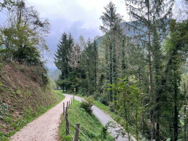 Tolminka Nehri kanyonunda yürüyüş izleri ve işaretler, Tolmin (Triglav Ulusal Parkı, Slovenya) - Gezgin ve Markierungen in der Schlucht des Flusses Tolminka (Triglav-Nationalpark, Slowenien)