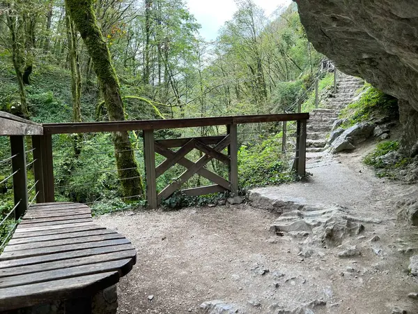 Tolminka Nehri kanyonunda yürüyüş izleri ve işaretler, Tolmin (Triglav Ulusal Parkı, Slovenya) - Gezgin ve Markierungen in der Schlucht des Flusses Tolminka (Triglav-Nationalpark, Slowenien)