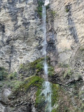 Brinta Şelalesi, Vrsno (Kobarid, Slovenya) - Wasserfall Brinta, Vrsno (Kobarid, Slowenien) - Tokat Brinta, Vrsno (Kobarid, Slovenya))