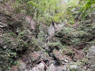 Vrsno (Kobarid, Slovenya) - Wasserfaelle und Troege unter Vrsno (Kobarid, Slowenien) - Korita kapsülü Vrsnim (Kobarid, Slovenija)