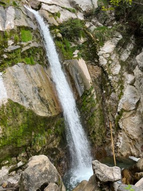 Vrsno (Kobarid, Slovenya) - Wasserfaelle und Troege unter Vrsno (Kobarid, Slowenien) - Korita kapsülü Vrsnim (Kobarid, Slovenija)