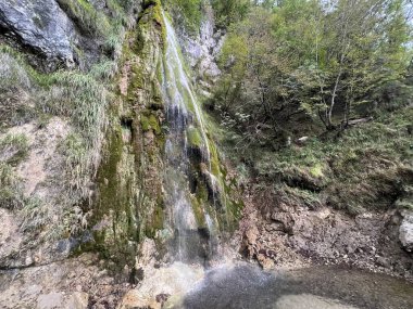 Malenscek Şelalesi, Vrsno (Kobarid, Slovenya) - Malenscek-Wasserfall oder Malenscekfall, Vrsno (Kobarid, Slowenien) - Malenscek, Vrsno (Kobarid, Slovenya))