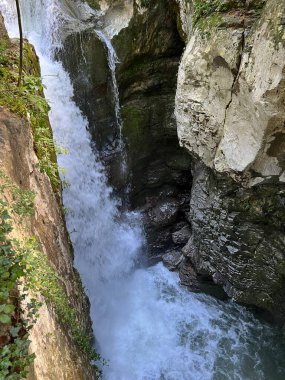 Küçük Kozjak şelalesi (Kobarid, Slovenya) - Kleiner Kozjak-Wasserfall (Slowenien) - Mali Kozjak ali tokat Kozjak (Kobarid, Slovenya) - Vodopad Mali Kozjak