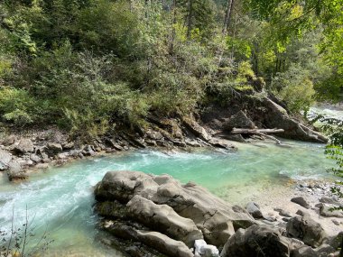 Soca 'daki Koritnica Nehri' nin ağzı (Bovec, Slovenya) - Soca 'daki Die Muendung des Flusses Koritnica (Bovec, Slowenien) - Koritnice' deki Sotocje Soce (Bovec, Slovenya))