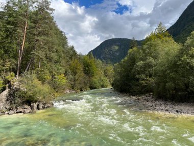 Soca 'daki Koritnica Nehri' nin ağzı (Bovec, Slovenya) - Soca 'daki Die Muendung des Flusses Koritnica (Bovec, Slowenien) - Koritnice' deki Sotocje Soce (Bovec, Slovenya))