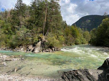 Soca 'daki Koritnica Nehri' nin ağzı (Bovec, Slovenya) - Soca 'daki Die Muendung des Flusses Koritnica (Bovec, Slowenien) - Koritnice' deki Sotocje Soce (Bovec, Slovenya))