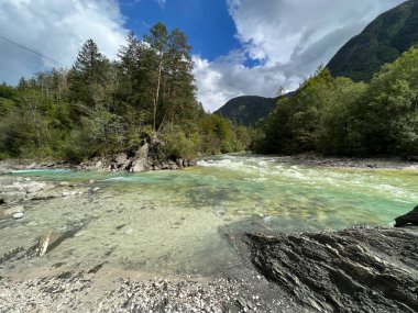 Soca 'daki Koritnica Nehri' nin ağzı (Bovec, Slovenya) - Soca 'daki Die Muendung des Flusses Koritnica (Bovec, Slowenien) - Koritnice' deki Sotocje Soce (Bovec, Slovenya))