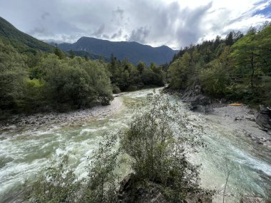 Soca 'daki Koritnica Nehri' nin ağzı (Bovec, Slovenya) - Soca 'daki Die Muendung des Flusses Koritnica (Bovec, Slowenien) - Koritnice' deki Sotocje Soce (Bovec, Slovenya))