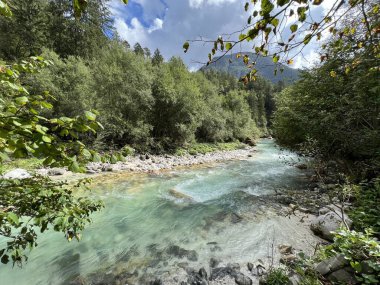 Koritnica Nehri, Soca (Bovec, Slovenya) - Der Fluss Koritnica vor see inem Zusammenfluss mit Soca (Bovec, Slowenien) - Reka Koritnica pred izlivom v Soco (Bovec, Slovenija)