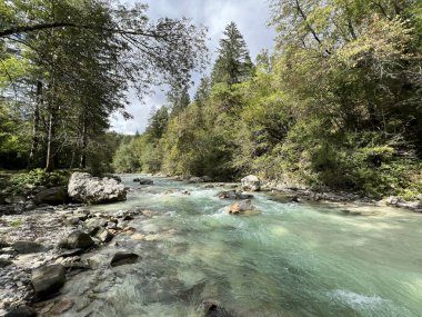 Koritnica Nehri, Soca (Bovec, Slovenya) - Der Fluss Koritnica vor see inem Zusammenfluss mit Soca (Bovec, Slowenien) - Reka Koritnica pred izlivom v Soco (Bovec, Slovenija)