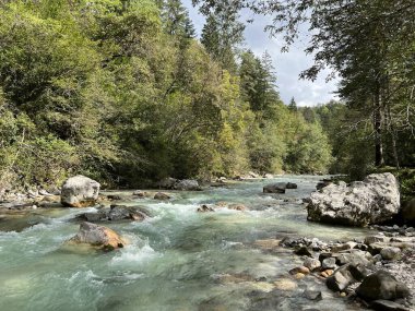Koritnica Nehri, Soca (Bovec, Slovenya) - Der Fluss Koritnica vor see inem Zusammenfluss mit Soca (Bovec, Slowenien) - Reka Koritnica pred izlivom v Soco (Bovec, Slovenija)