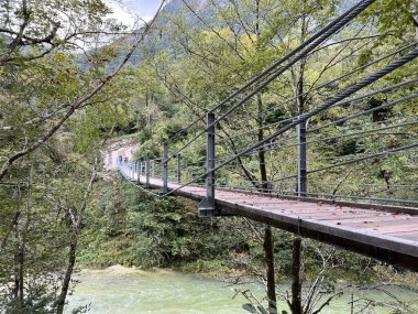 Soca Nehri üzerindeki asma köprü (Bovec, Slovenya) - Haengebruecke ueber den Fluss Soca (Bovec, Slowenien) - Viseca brv Jablanca cez reko Soco (Bovec, Slovenic)